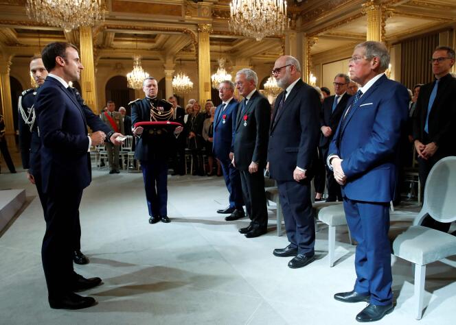 Le président de la République, Emmanuel Macron, a décoré quatre maires lundi 18 novembre à l’Elysée.