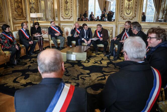Le président Emmanuel Macron reçoit des maires de France, le 14 janvier à Paris.
