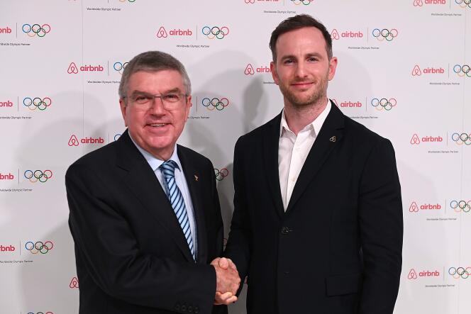 Le président du Comité international olympique (CIO), Thomas Bach (à gauche) et le cofondateur d’Airbnb Joe Gebbia, lors de la signature de l’accord de sponsoring à Londres, le 19 novembre 2019.