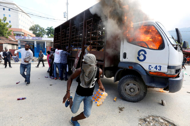 Des manifestants près d’un camion en feu le 19 novembre à Port-au-Prince.