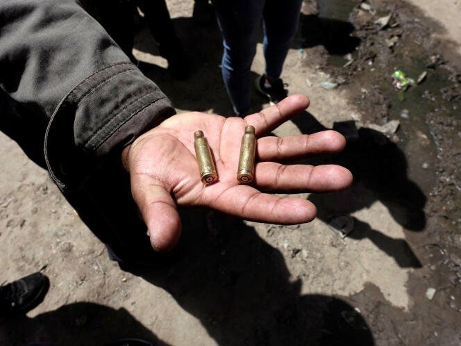 Un partisan de l’ancien président Evo Morales montre des douilles à El Alto, le 19 novembre.