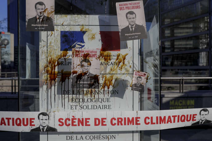 Des affiches représentant Emmanuel Macron apposées devant le ministère de l’écologie par des militants contre le changement climatique, en avril.