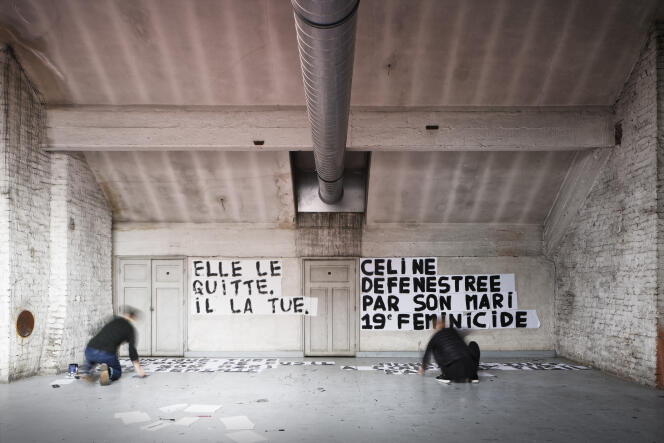 Sous les combles d'un squat artistique à Paris le 13 septembre, les militantes peignent les messages qu'elles colleront dans la soirée.
