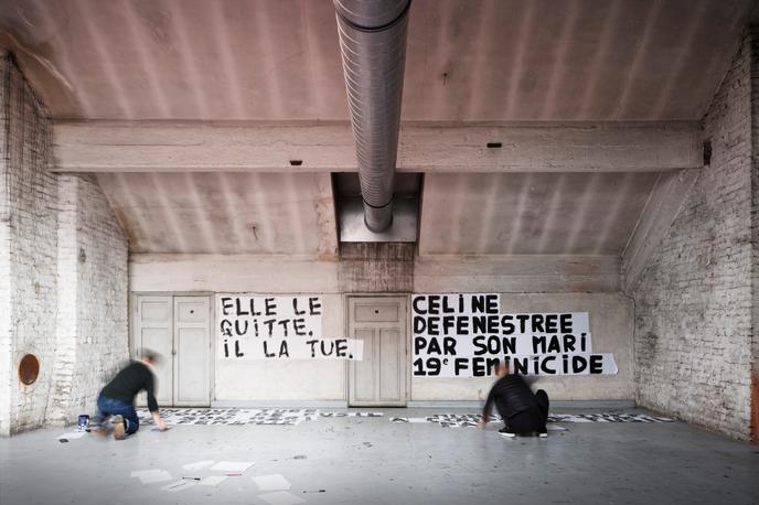 Sous les combles d'un squat artistique à Paris le 13 septembre, les militantes peignent les messages qu'elles colleront dans la soirée.