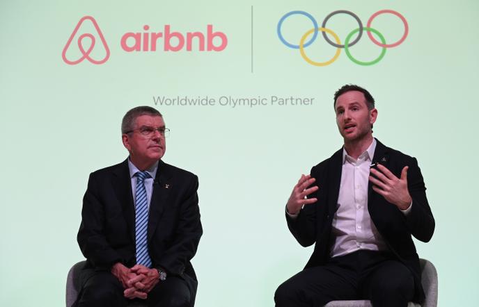 Chủ tịch Ủy ban Olympic quốc tế (IOC) Thomas Bach (trái) và đồng sáng lập nền tảng Airbnb American Joe Gebbia tại London vào ngày 19 tháng 11.