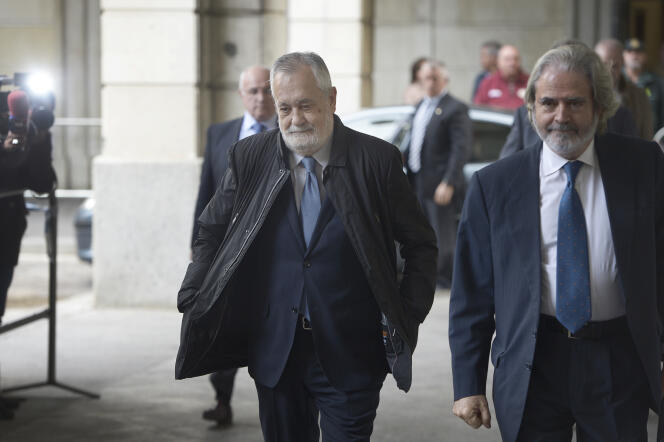 L’ancien président socialiste du gouvernement andalou, José Antonio Griñan (au centre), arrive au tribunal de Séville, mardi 19 novembre.