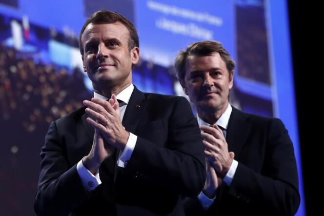 M. Macron et le président de l’Association des maires de France, François Baroin, lors du congrès de l’organisation le 19 novembre à Paris.