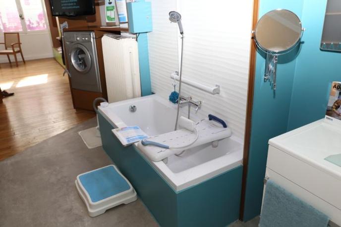 Một phòng tắm được trình bày bởi Espace Ideas tại nhà và thích nghi với nhu cầu của người già.