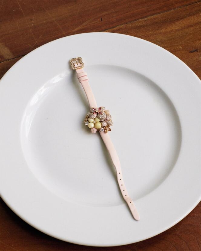 Montre Hortensia Aube Rosée en or rose sertie de diamants, cadran en nacre blanche et bracelet en satin rose, mouvement à quartz, Chaumet.