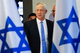 Israeli Kahol Lavan (Blue and White) political alliance leader and retired General Benny Gantz, arrives to give a statement ahead of a midnight deadline in the coastal city of Tel Aviv on November 20, 2019. Gantz informed the president today that he was unable to form a coalition government, a statement from his Blue and White coalition said. Gantz’s 28-day negotiation period was due to expire at midnight but his hopes of succeeding were dashed lunchtime when a potential kingmaker -- Avigdor Lieberman -- announced he would not back him. / AFP / Jack GUEZ