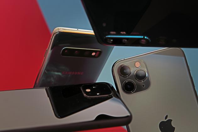 Les smartphones haut de gamme intègrent désormais trois objectifs : un ultra grand angle pour voir très large, un grand angle pour capturer des photos classiques, et un zoom pour voir plus loin.