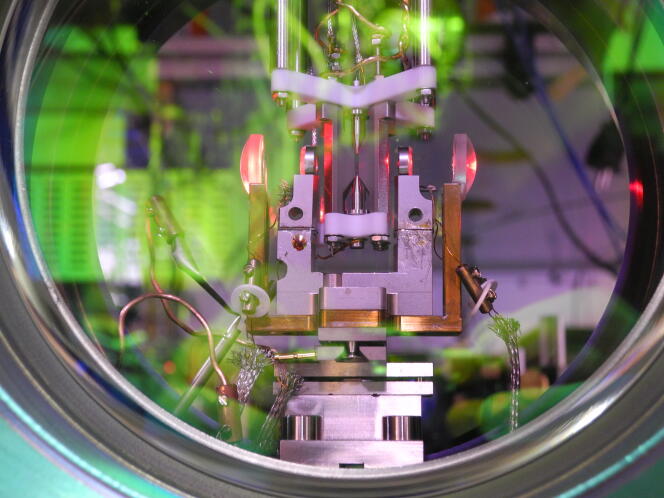 Détail d’un piège à atome chargé, porteur d’une information que les chercheurs de l’université d’Innsbruck (Autriche) essaient de transférer sur un photon afin de l’envoyer dans des fibres optiques.