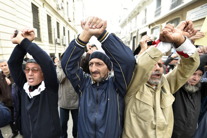 Des Algériens demandent la libération de manifestants du Hirak emprisonnés, le 18 novembre 2019.