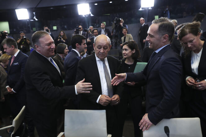 Le secrétaire d’État américain Mike Pompeo (à gauche), accueille le ministre des Affaires étrangères allemand, Heiko Maas (à droite) et le ministre français des Affaires étrangères, Jean-Yves Le Drian (au centre), lors d’une réunion des ministres des Affaires étrangères de l’OTAN, à Bruxelles, le 20 novembre.