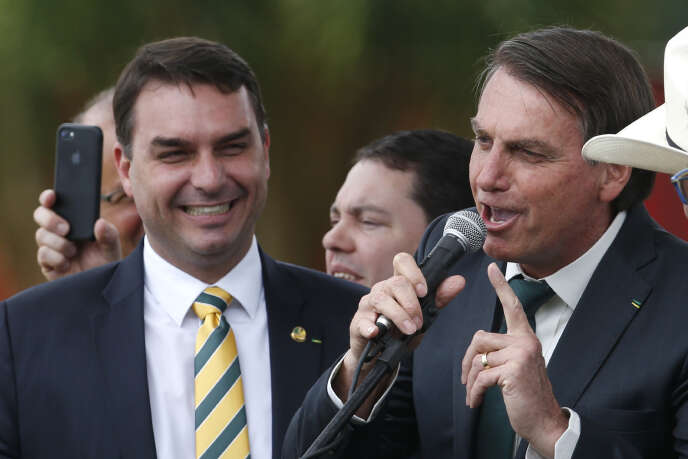 Flavio Bolsonaro, à gauche, accompagne son père Jair Bolsonaro, à Brasilia, le 21 novembre.