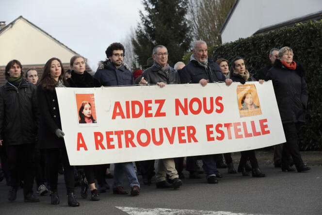Le 13 janvier 2018, Eric Mouzin (au centre), le père de la petite Estelle, lors d’une marche silencieuse organisée en mémoire de la fillette, disparue en 2003.