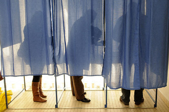 Dans un bureau de vote à Nantes, lors de l’élection présidentielle de 2012.