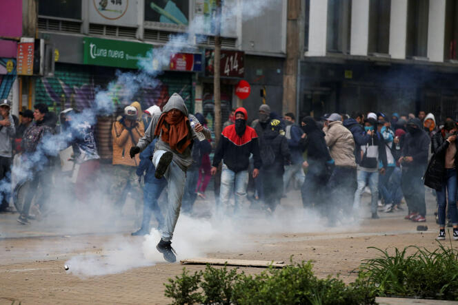 La mobilisation s’est poursuivie dans les rues de la capitale, Bogota, où les jets de fumigènes étaient nombreux,  vendredi 22 novembre.