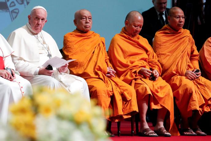 Le pape François rencontre des dignitaires religieux bouddhistes thaïlandais, le 22 novembre à l’université Chulalongkorn, à Bangkok.