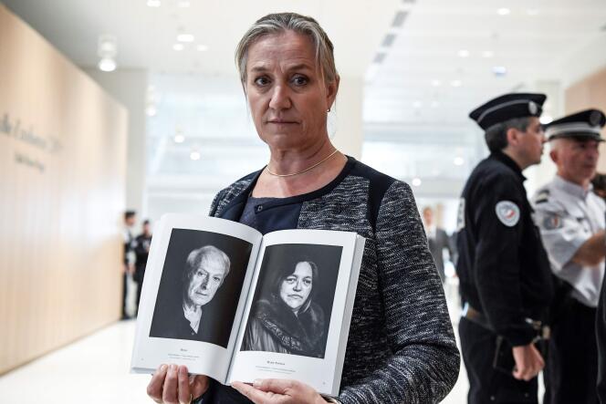 La pneumologue Irène Frachon pose devant les journalistes avec des portraits de victimes du Mediator, au tribunal de Paris, le 23 septembre.