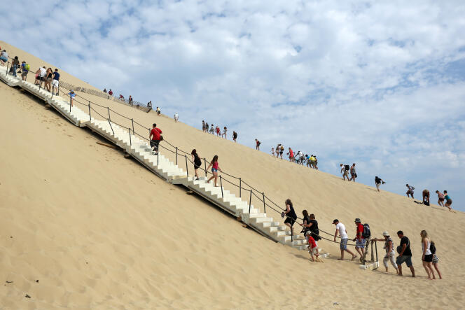 Au mois d’août, la dune du Pilat (ici en 2013), près d’Arcachon, peut accueillir jusqu’à 16 000 visiteurs par jours,  et deux million par an.