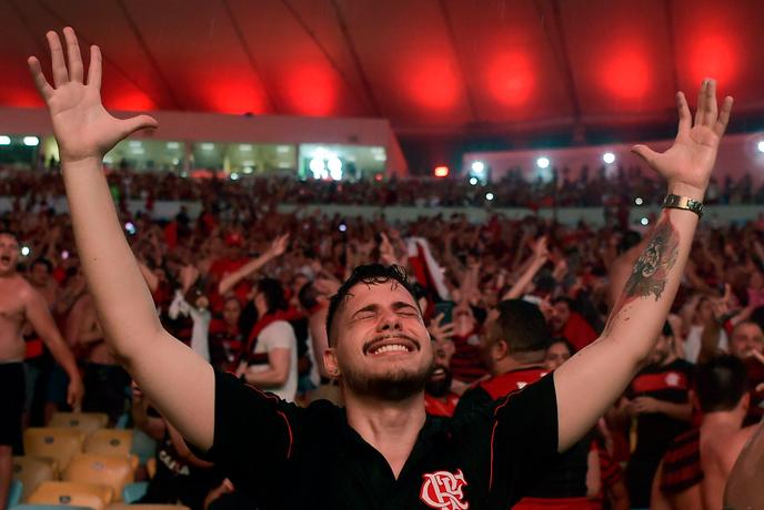 Un fan de Flamengo célèbre la victoire en Copa Libertadores, dans le stade Maracana.