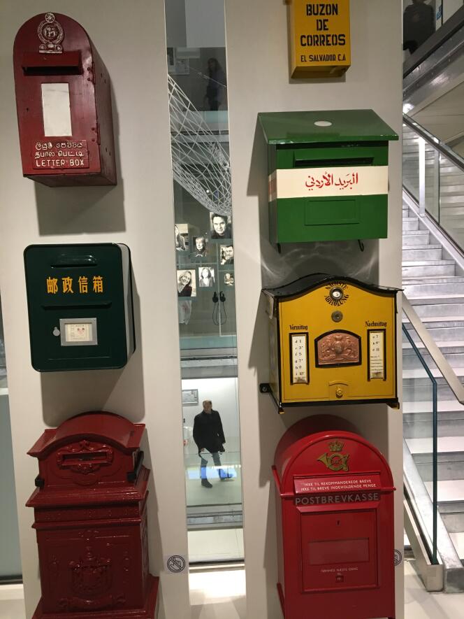Boîtes aux lettres exposées au Musée de La Poste de Paris.
