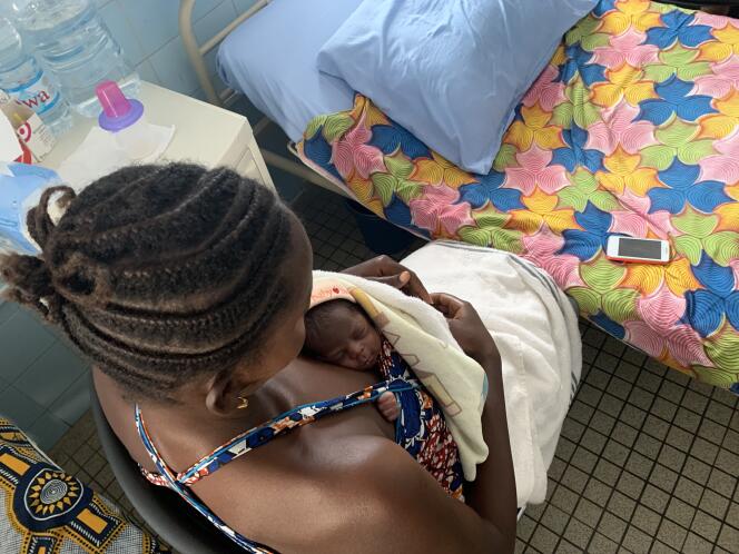Une mère et son bébé au centre de soins mère kangourou du CHU de Treichville, à Abidjan, en Côte d’Ivoire.