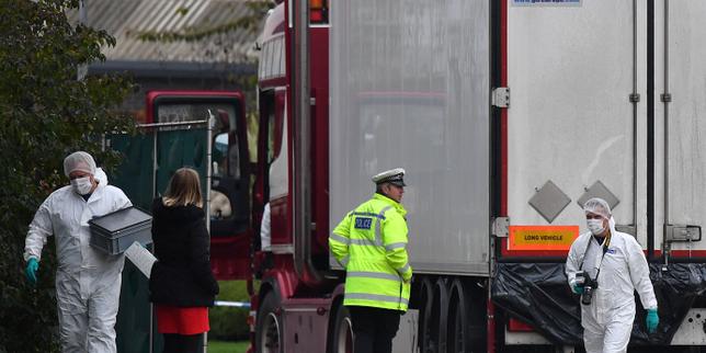 Le conducteur du camion dans lequel 39 migrants vietnamiens sont morts plaide coupable d’aide à l’immigration illégale https://www.lemonde.fr/international/article/2019/11/25/royaume-uni-le-conducteur-du-camion-charnier-plaide-coupable-d-aide-