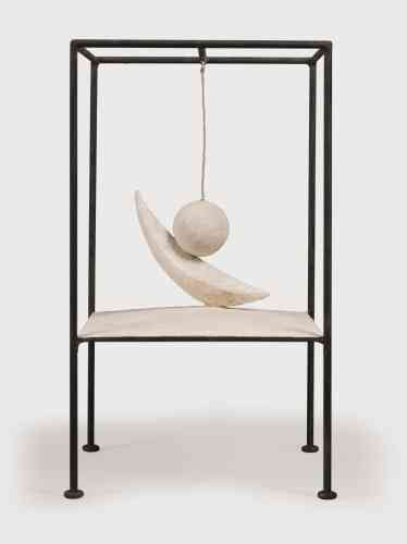 « Présentée pour la première fois à l’automne 1930 à la galerie Pierre, dans une exposition qui réunit Giacometti, Miró et Arp, cette sculpture reprend le principe de la “Cage”. Giacometti suspend une boule entaillée au-dessus d’un croissant qui suggère à Dalí le concept des “objets à fonctionnement symbolique” dont elle serait le prototype. L’effet est saisissant, comme le décrit Maurice Nadeau :  “Tous ceux qui ont vu fonctionner cet objet ont éprouvé une émotion violente et indéfinissable, en rapport sans doute avec des désirs sexuels inconscients.” L’œuvre suggère en effet à la fois la caresse et l’incision, rangeant cette machine érotique du côté d’un sadisme explicite. Avec cette œuvre, Giacometti rejoint le groupe des artistes surréalistes mené par André Breton. »