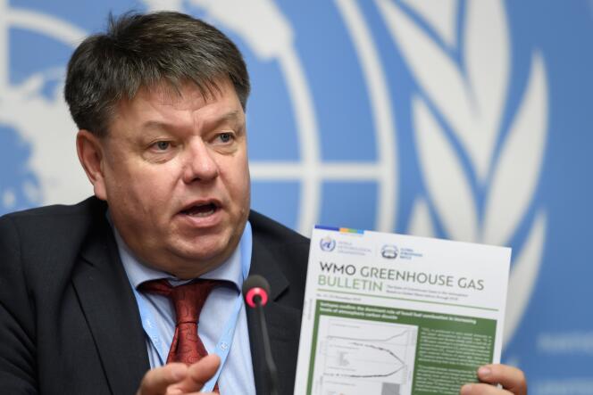 Le secrétaire général de l’Organisation météorologique mondiale, Petteri Taalas, lors de la présentation du rapport annuel de son organisation sur la concentration d’émission de gaz à effet de serre, le 25 novembre, à Genève.