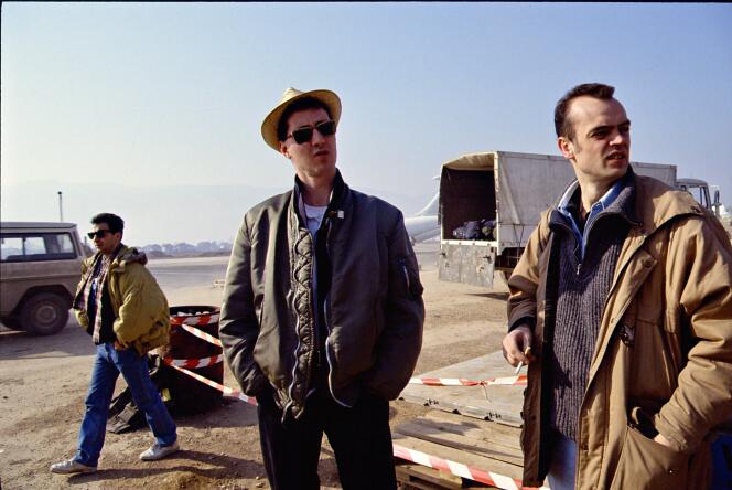 Les reporters de guerre Paul Marchand, au centre, et Rémy Ourdan, à droite, à l’aéroport de Sarajevo, vers 1992-1993.