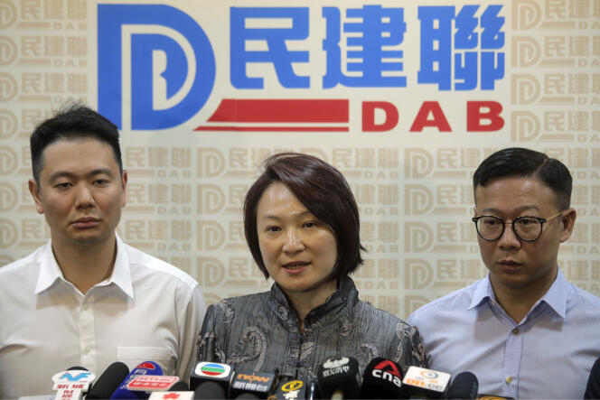 Starry Lee, au centre, porte parole des pro-Pékin, parle après la défaite de ses candidats le 25 novembre à Hongkong.
