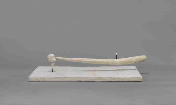 « Giacometti travaille sur la tension d’un danger imminent qui finalement n’aurait pas lieu, comme pour acter l’écart entre le fantasme et la réalité. La métaphore de l’œil apparaît dans plusieurs de ses œuvres. “Pointe à l’œil” est la plus explicite : une longue flèche phallique, en équilibre sur un axe, pointe sa lame vers la tête-crâne d’un squelette sans pouvoir la toucher. Giacometti semble signifier cette pulsion scopique que Freud avait définie comme la “manifestation sexuelle spontanée” essentielle qui mène aux pulsions sexuelles ; le “toucher des yeux” introduisant chez le sujet une excitation libidinale préliminaire à l’acte. »