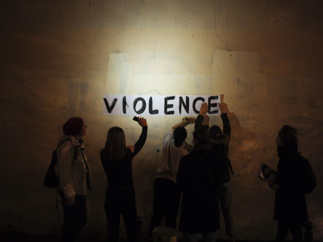Un groupe de militantes colle des affichages sauvages pour dénoncer les violences faites aux femmes, à Paris, dans la nuit du 31 octobre.