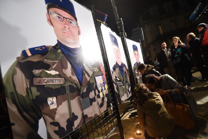 Sept des treize militaires tués appartenaient au 5e régiment d’hélicoptères de combat (5e RHC) de Pau. Leurs portraits ont été exposés devant l’Hôtel de ville de Pau, le 26 novembre.