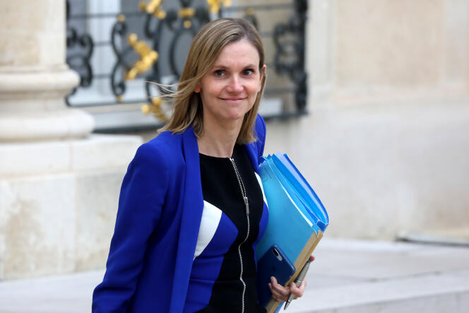 Agnès Pannier-Runacher dans la cour de l’Elysée, le 30 octobre. La secrétaire d’Etat auprès du ministre des finances et de l’économie a annoncé le prix de réserve de la vente des fréquences 5G, à 2,17 milliards d’euros.