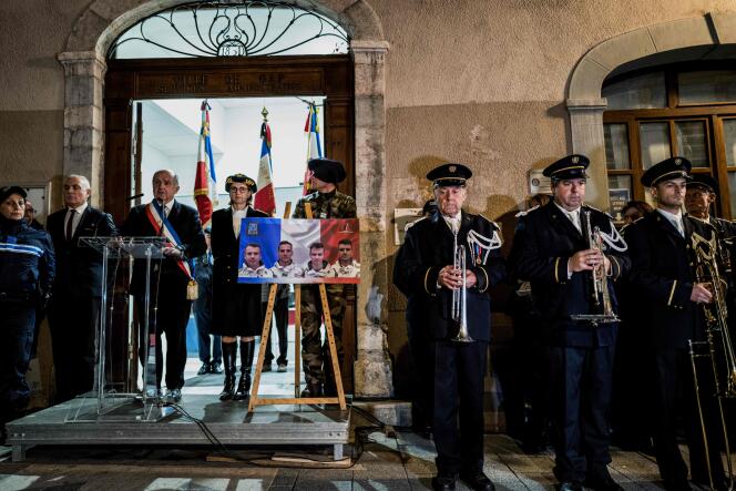 Dans la ville de Gap, une cérémonie a eu lieu mardi soir en hommage aux quatre soldats du 4e régiment de chasseurs morts au Mali.