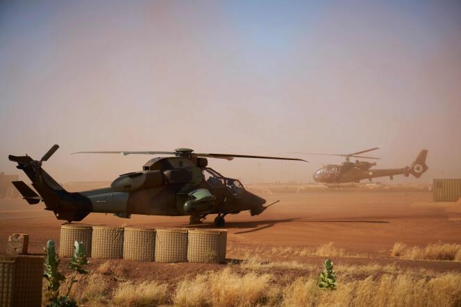Au premier plan un hélicoptère Eurocopter Tigre (Eurocopter EC665 Tigre) à la base militaire française de Gao, dans le nord du Mali, le 8 novembre 2019.