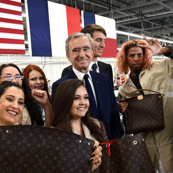 Bernard Arnault (au centre) lors de l’ouverture d’un atelier Louis Vuitton au Texas, le 17 octobre.