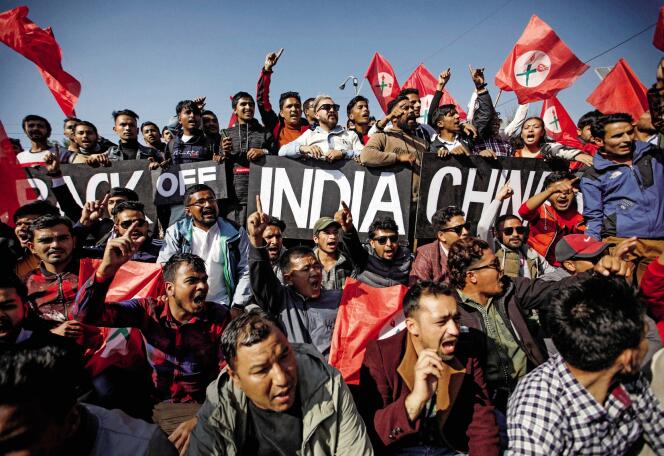 Des étudiants népalais manifestent contre la nouvelle carte de l’Inde, à Katmandou, le 17 novembre. Le mot d’ordre : « Back off India ».