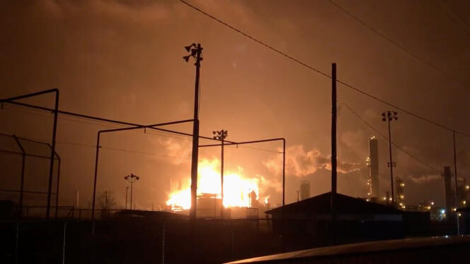 L’usine chimique de Port Neches, au Texas, en feu.