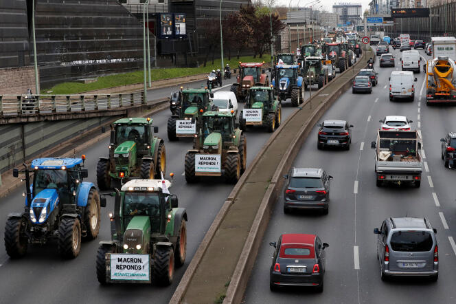 Un convoi d’agriculteurs arrive près du périphérique parisien, mercredi 27 novembre.