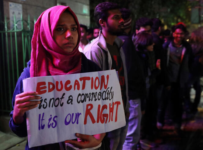 « L’éducation n’est pas une marchandise, c’est notre droit », peut-on lire sur la bannière d’une étudiante protestant contre l’augmentation des tarifs à l’université Nehru de New-Delhi, le 27 novembre.