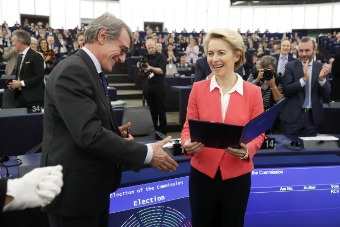 La nouvelle présidente de la commission, Ursula von der Leyen, est appplaudie par le président du Parlement européen, David Sassoli, à Strasbourg, mercredi 27 novembre.