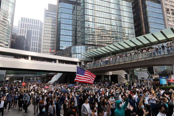 Des manifestants prodémocratie brandissent le drapeau américain dans le centre de Hongkong, le 15 novembre.