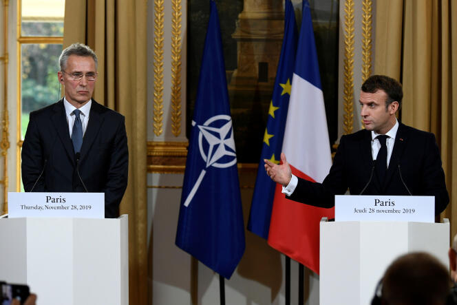 Le secrétaire général de l’OTAN, Jens Stoltenberg, et le président français lors d’une conférence de presse à l’Elysée à la suite de leur rencontre, jeudi 28 novembre, à Paris.