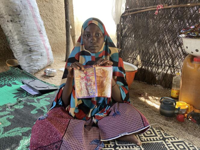 Djallo Ibrahim montre les photos de son mari tué par Boko Haram, et de sa fille, entourée de ses deux tantes, enlevée par le groupe djihadiste. Ici, en novembre 2019.