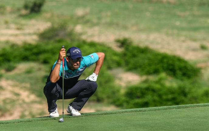 Grâce à trois birdies (– 1 par rapport au par ) lors des quatre derniers trous, l’Espagnol de 36 ans a contenu le Suédois Joel Sjöholm.