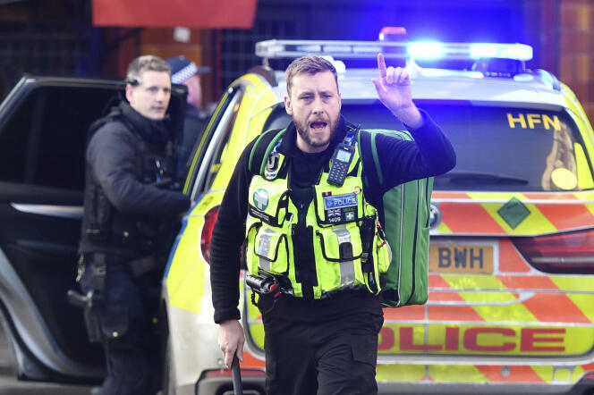 La police et les services d’urgence sur les lieux d’un incident survenu sur le pont de Londres, dans le centre de Londres, le 29 novembre.